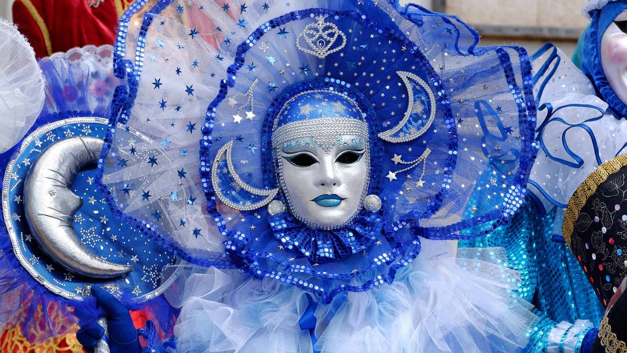 Masque vénitien lors du carnaval vénitien de Mayenne pour Mardi gras, Loire (© Joel Douillet/Alamy Stock Photo) desktop wallpaper
