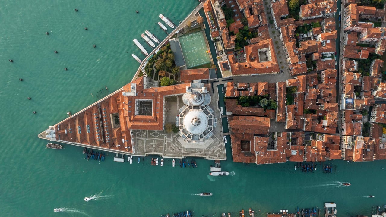 Aerial view of the Grand Canal and the Basilica di Santa Maria della Salute, Venice, Italy (© Bachir Moukarzel/Amazing Aerial Agency) desktop wallpaper