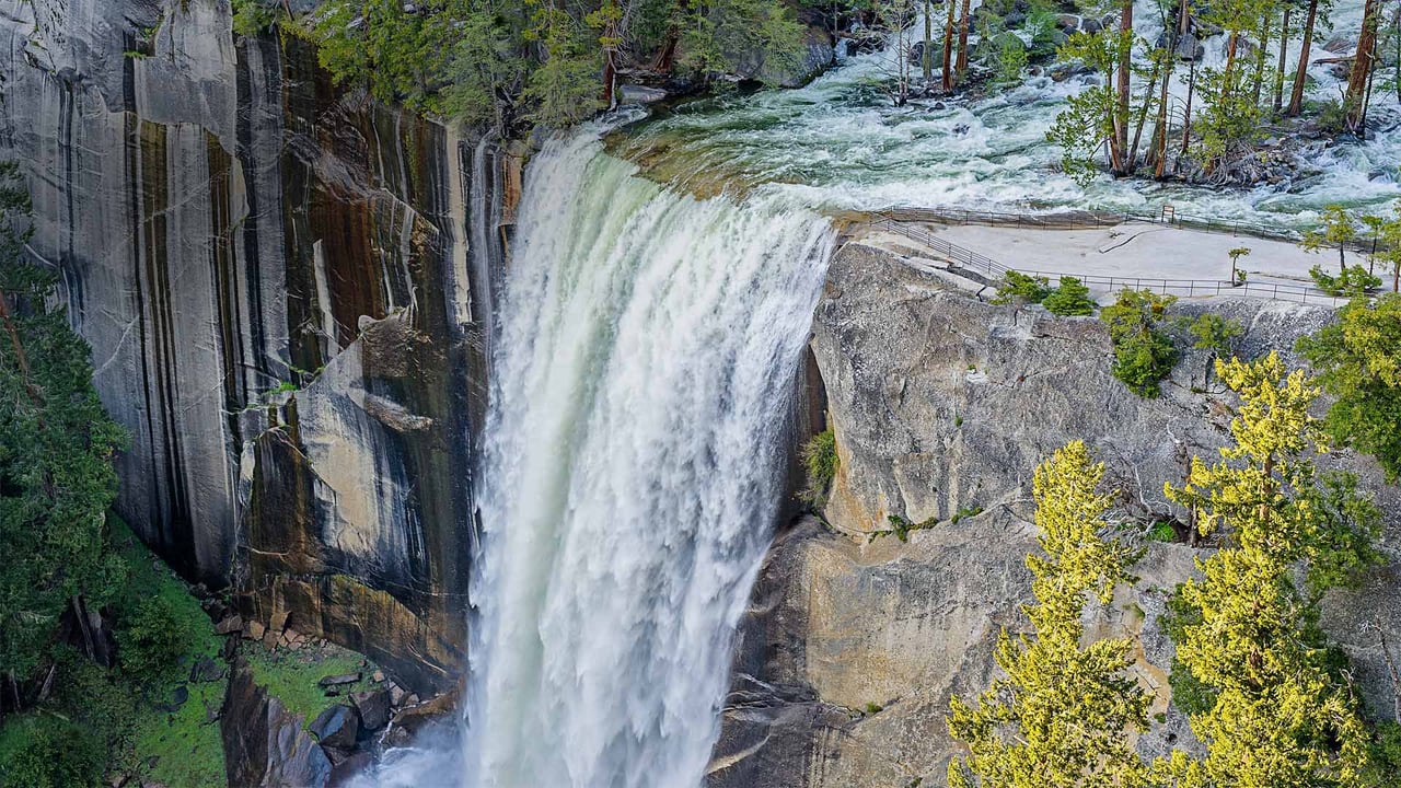 Vernal Fall in Yosemite National Park, California (© elvistudio/Shutterstock) desktop wallpaper