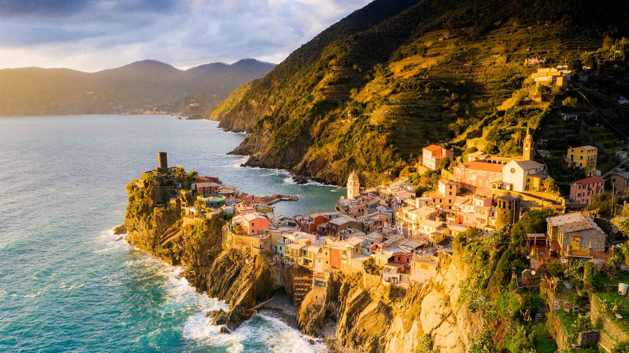 Village of Vernazza, Cinque Terre, Liguria, Italy (© Roberto Moiola/Sysaworld/Getty Images) desktop wallpaper