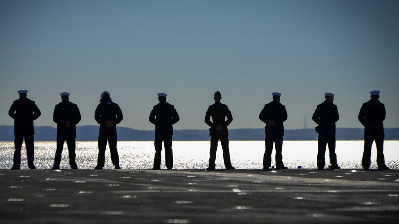 Sailors on the amphibious assault ship USS Iwo Jima on New York's Hudson River during Veterans Week, 2016 (© Apple White/Alamy) desktop wallpaper