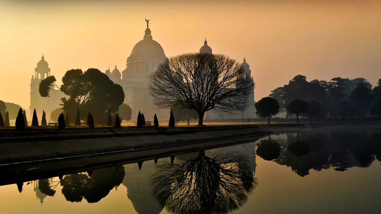 Beautiful foggy winter sunrise at Victoria Memorial, Kolkata, India. (© DebashisK/Shutterstock) desktop wallpaper