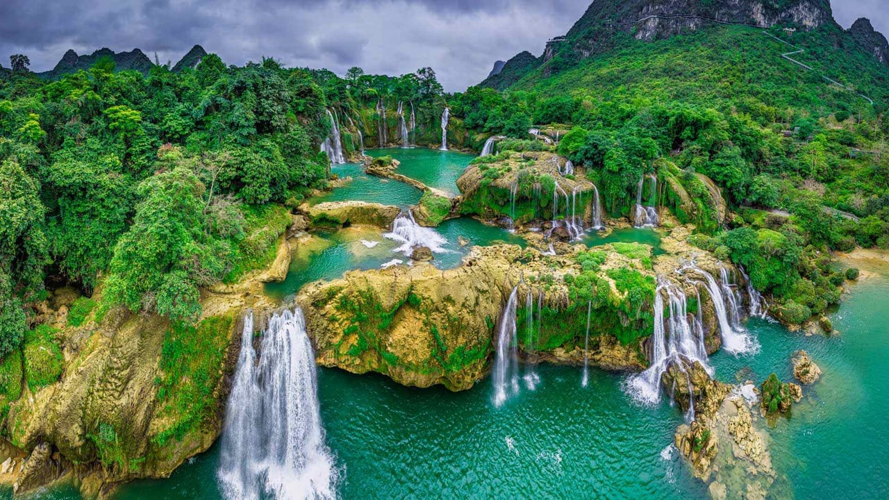 Bản Giốc–Detian Falls on the Quây Sơn River, Vietnam (© Shane P. White/Minden Pictures) desktop wallpaper