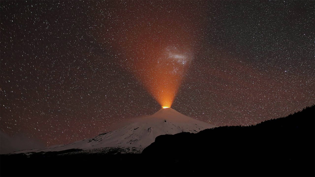 The Villarrica volcano in Chile on 2 September, 2018 (© Cristobal Saavedra Escobar/Reuters) desktop wallpaper