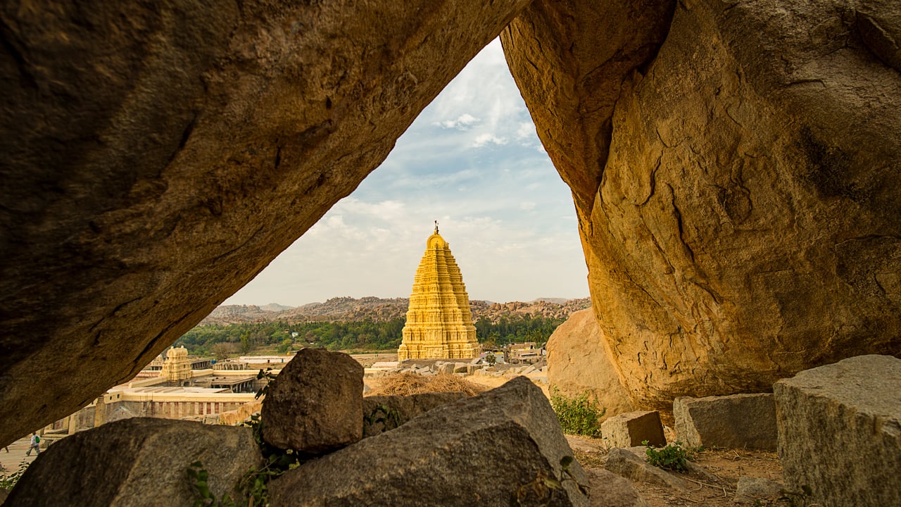 Virupaksha Temple framed by two huge rocks in Hampi, Karnataka (© Travel Wild/iStock/Getty Images Plus) desktop wallpaper