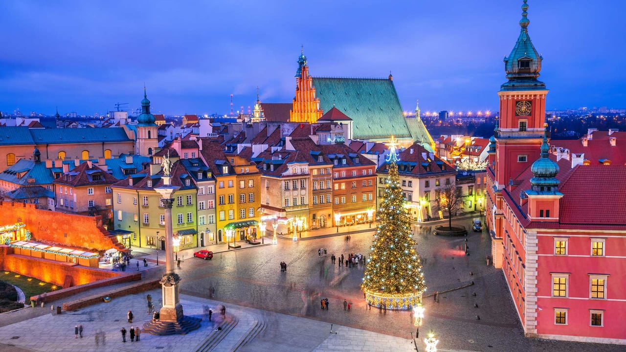Christmas tree in Castle Square, Old Town, Warsaw, Poland (© Panther Media GmbH/Alamy) desktop wallpaper