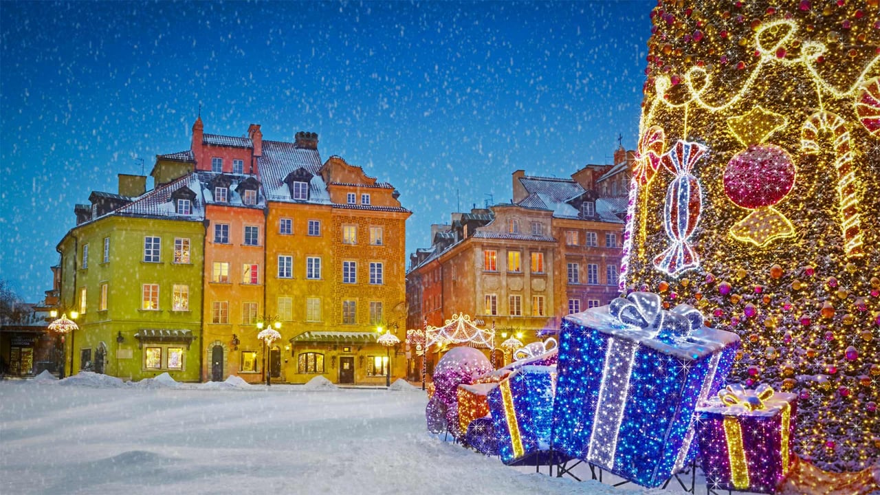 Christmas decorations in Warsaw, Poland (© David Milsen/Alamy) desktop wallpaper