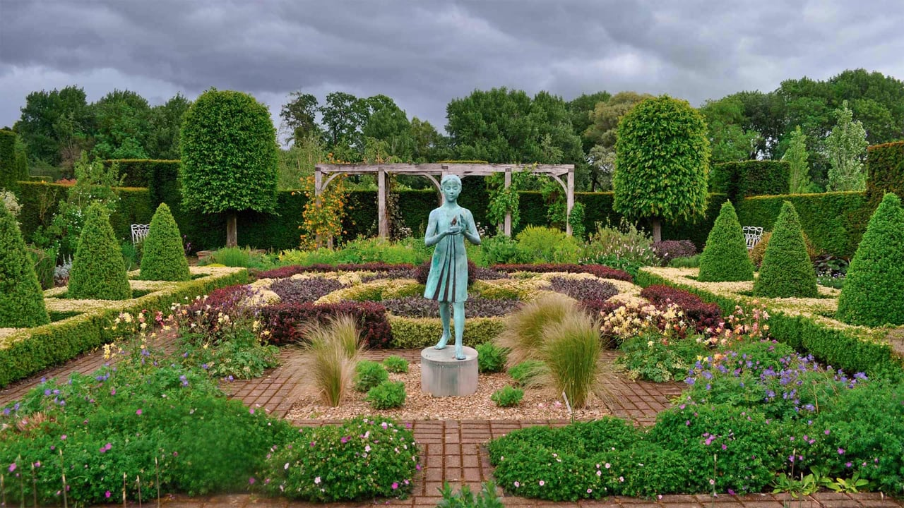 Waterperry Gardens in Oxfordshire, England (© Lauren Hibbit/Danita Delimont) desktop wallpaper
