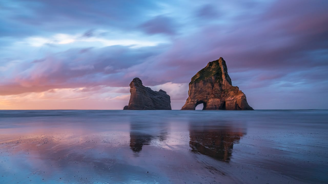 Archway Islands, Wharariki Beach, South Island, New Zealand (© Francesco Vaninetti/AWL/plainpicture) desktop wallpaper