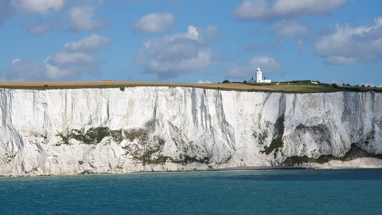 White Cliffs of Dover, England (© LisaValder/Getty Images) desktop wallpaper