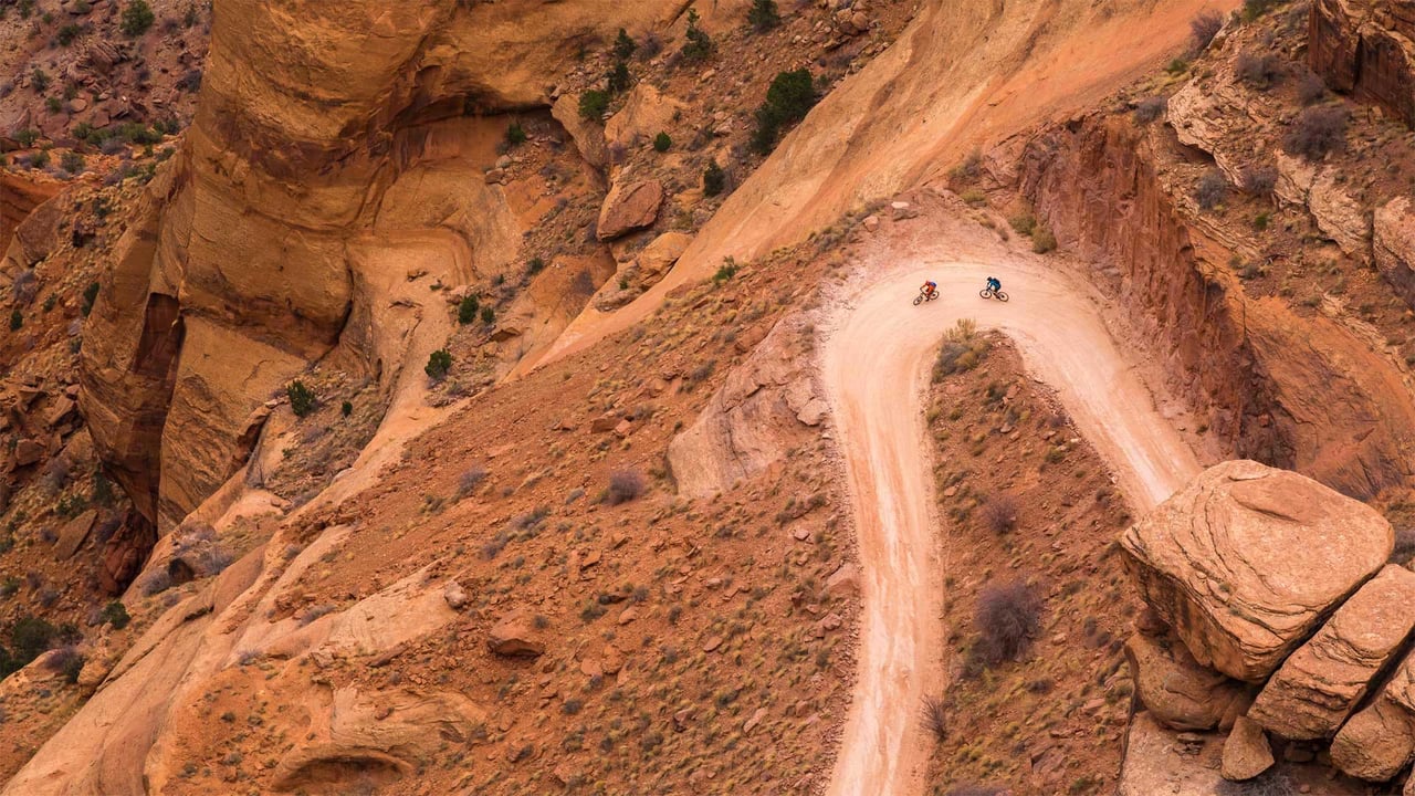 Mountain bikers on White Rim Road in Canyonlands National Park, Utah (© Grant Ordelheide/Tandem Stills + Motion) desktop wallpaper