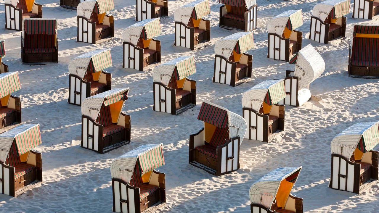 Strandkörbe auf der Insel Rügen, Deutschland (© Peter Adams/Getty images) desktop wallpaper
