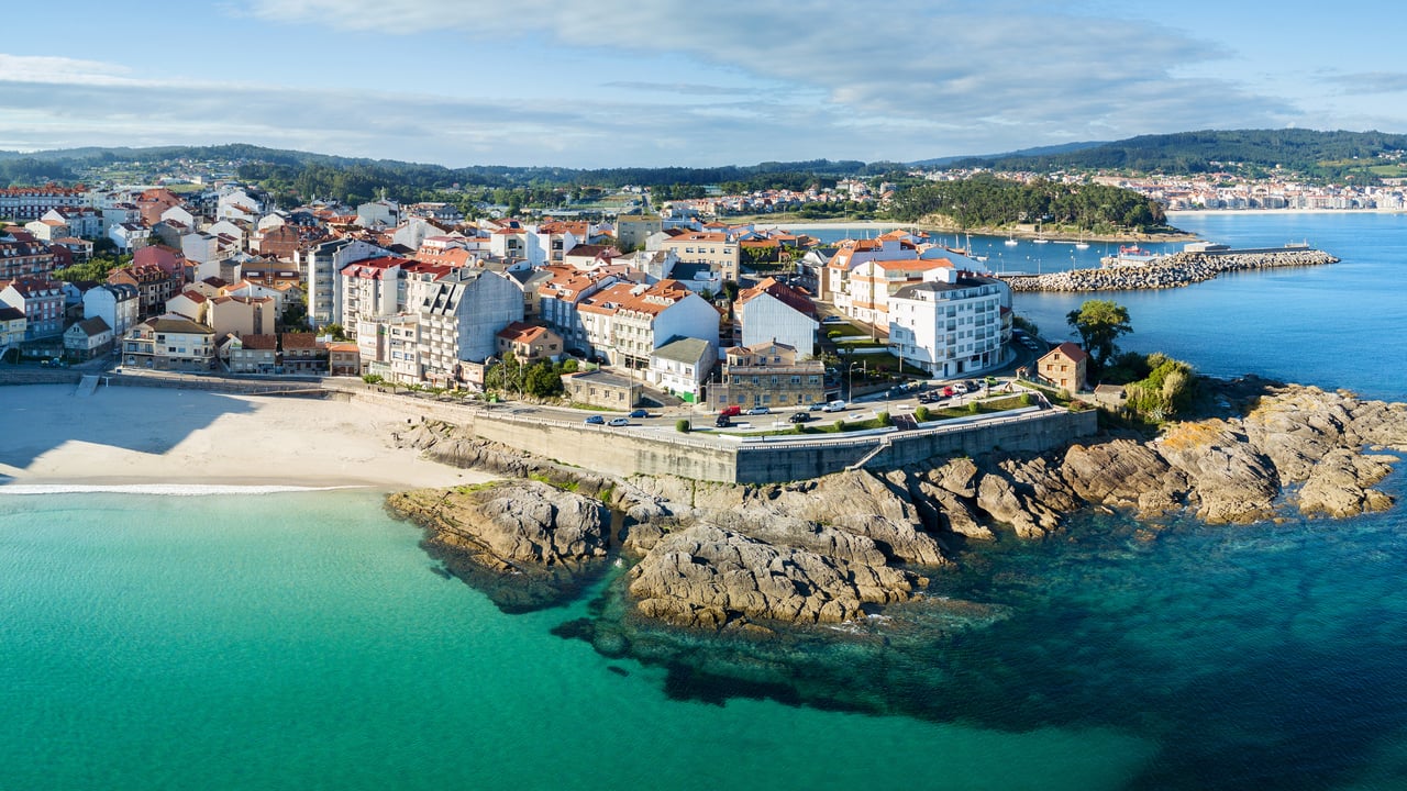 Playa de Portonovo en la Ría de Pontevedra, España (© Andres Garcia Martin/Shutterstock) desktop wallpaper