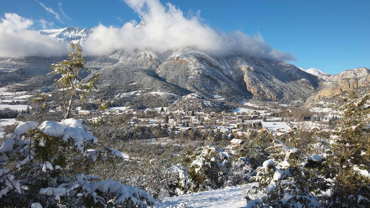 Barcelonnette aux portes des Hautes Vallées de l'Ubay, Alpes-de-Haute-Provence, France (© iStock/Getty Images Plus) desktop wallpaper