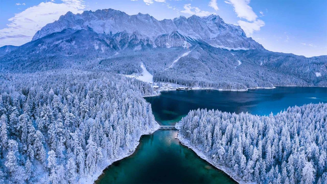 楚格峰下的艾布湖,德国巴伐利亚 (© Marc Hohenleitner/Huber/eStock Photo) desktop wallpaper