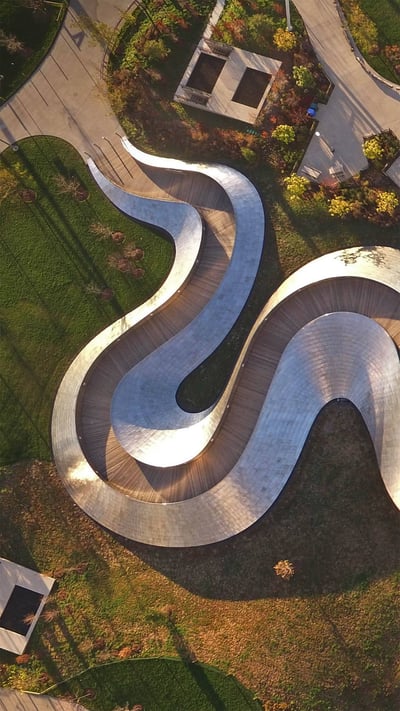 Frank Gehry's BP Pedestrian Bridge connecting Millennium Park and Maggie Daley Park in Chicago (© Devon Neff/Shutterstock) mobile wallpaper