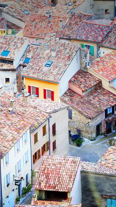 Les toits de Moustiers-Sainte-Marie, Alpes-de-Haute-Provence, France (© Neirfy/Shutterstock) mobile wallpaper