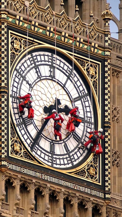 Workers cleaning the clock face of Big Ben in London, England (© Reuters) mobile wallpaper