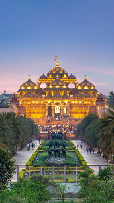 Akshardham Temple at night (© Sean3810/iStock/Getty Images Plus/Getty Images) mobile wallpaper