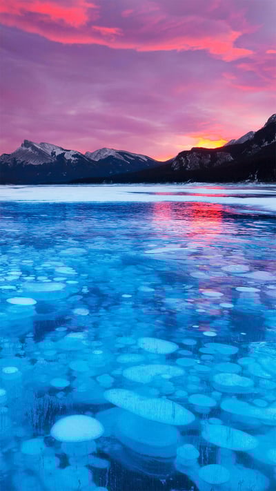 Bubbles in the ice of Abraham Lake in Alberta, Canada (© robertharding/Alamy) mobile wallpaper