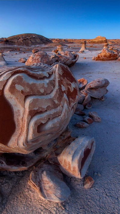 The 'Alien Egg Hatchery' in the Bisti/De-Na-Zin Wilderness, New Mexico (© Ian Shive/Tandem Stills + Motion) mobile wallpaper