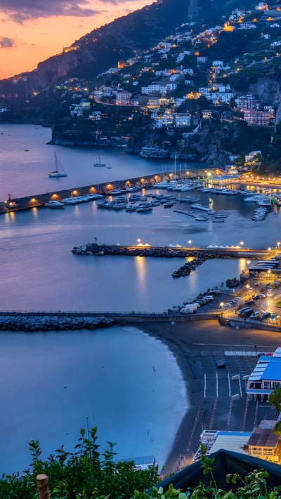Vista di Amalfi, Salerno, Campania (© elxeneize/iStock/Getty Images Plus) mobile wallpaper