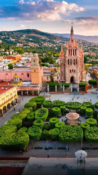 San Miguel de Allende, Mexico (© ferrantraite/Getty Images) mobile wallpaper
