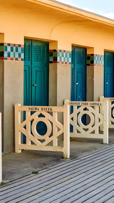Cabines de plage à Deauville, France (© Skayamauritius images GmbH/Alamy Stock Photo) mobile wallpaper