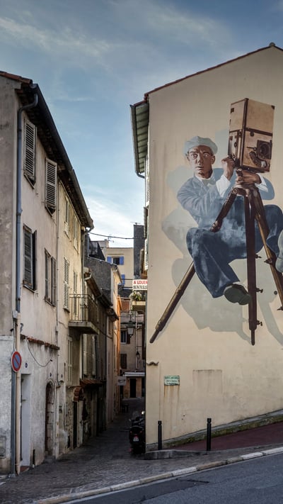 Fresque representant Buster Keaton, le cameraman, Cannes (© Arterra Picture Library/Alamy Stock Photo) mobile wallpaper