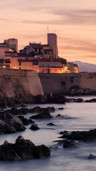 Littoral de la Côte d’Azur à Antibes (© StockByM/Getty Images) mobile wallpaper