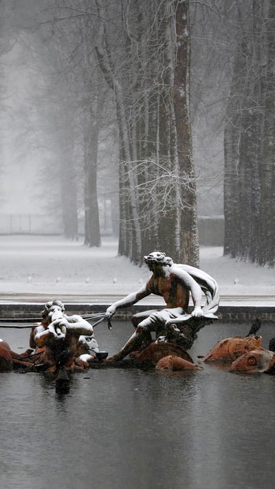 Le bassin d’Apollon sous la neige dans le parc du château de Versailles, photographié le 6 février 2018 (© FRANCOIS GUILLOT/AFP via Getty Images) mobile wallpaper