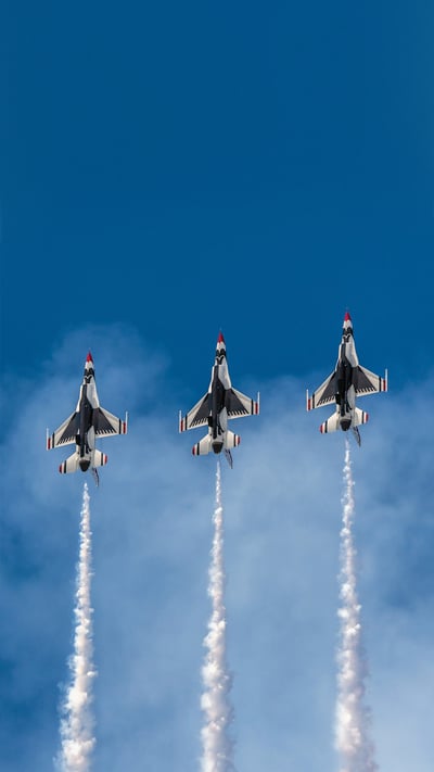 US Air Force Thunderbirds perform over Hampton, Virginia (© gmeland/Shutterstock) mobile wallpaper