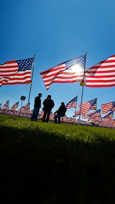 Vietnam War veteran Jake Thorn (seated) talks to visitors in Aurora, Illinois, in 2013 (© Jeff Haynes/Reuters) mobile wallpaper