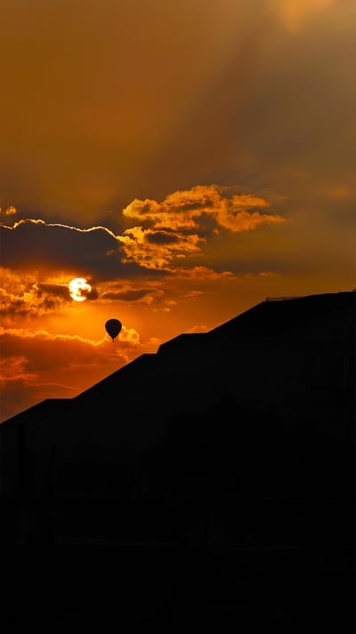 A balloon flies over the Pyramid of the Sun at sunrise in Teotihuacan, Mexico (© Marco Ugarte/AP Photo) mobile wallpaper