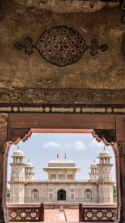 Tomb of I'timad-ud-Daulah, or Baby Taj in Agra (© Cristian Baitg/Moment/Getty Images) mobile wallpaper
