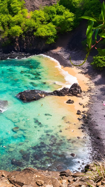 Vista de Baía dos Porcos em Fernando de Noronha (© Reuber Duarte/Getty Images) mobile wallpaper