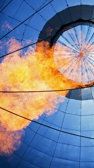 Heißluftballon, der mit einem Brenner aufgeheizt wird, Bad Wiessee, Bayern, Deutschland (© Christian Heinrich/Getty Images) mobile wallpaper