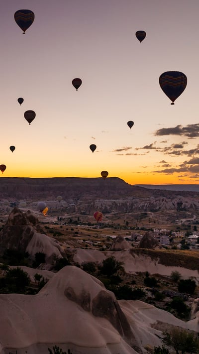 Hot air balloons in Cappadocia, Türkiye (© Anton Petrus/Getty Images) mobile wallpaper
