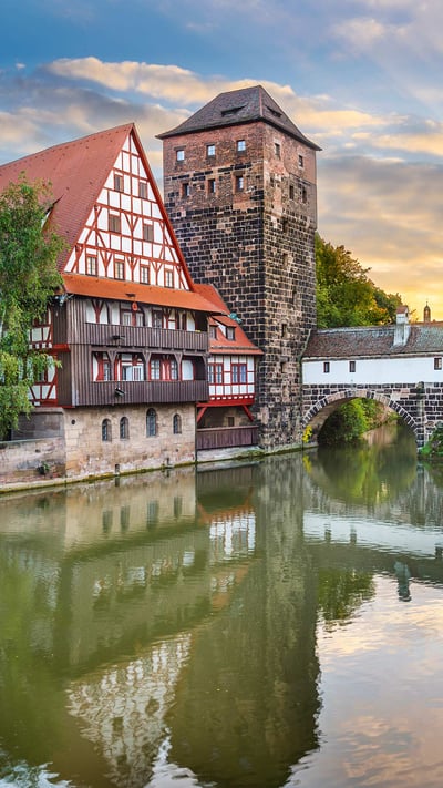 Weinstadel und Wasserturm am Ufer der Pegnitz, Nürnberg, Bayern, Deutschland (© SeanPavonePhoto/Getty Images) mobile wallpaper