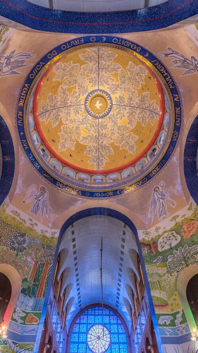 Vista interna acima do altar principal da Basílica de Nossa Senhora Aparecida, São Paulo (© Marcos Martinez Sanchez/Getty Images) mobile wallpaper