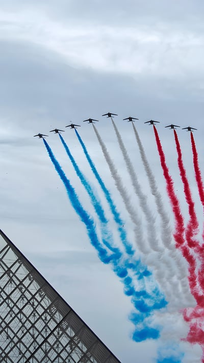 La Patrouille de France au-dessus de la pyramide du Louvre pendant la cérémonie du 14 juillet, Paris (© Aurélien Meunier/Getty Images) mobile wallpaper