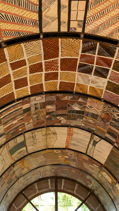Œuvres d'art aborigènes, Centre d'art Ngaruwanajirri, Wurrumiyanga, île Bathurst, Australie (© Robert Wyatt/Alamy) mobile wallpaper