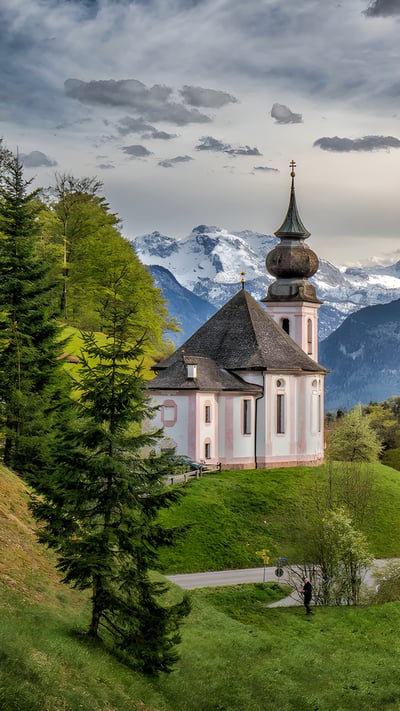 Wallfahrtskirche Maria Gern und Watzmannmassiv, Berchtesgadener Alpen, Bayern (© bluejayphoto/Getty Images) mobile wallpaper