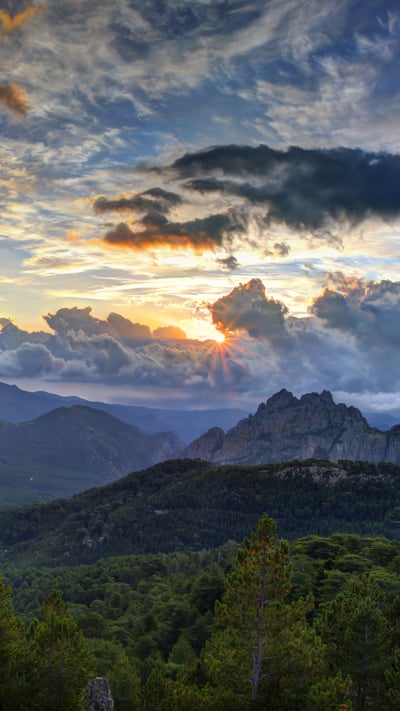 Lever de soleil au-dessus des aiguilles de Bavella, Corse, France (© Infografick/iStock/Getty Images Plus) mobile wallpaper