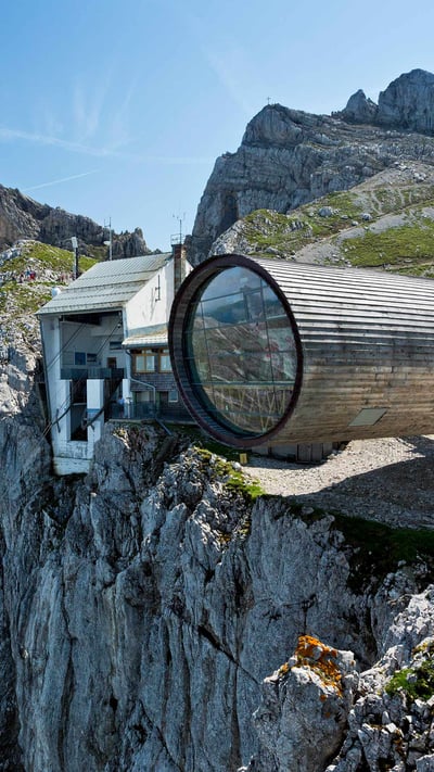 Natur-Informationszentrum Bergwelt Karwendel mit der Bergstation der Karwendelbahn und der Westlichen Karwendelspitze, Mittenwald, Bayern (© Reinhard Schmid/Huber/eStock Photo) mobile wallpaper