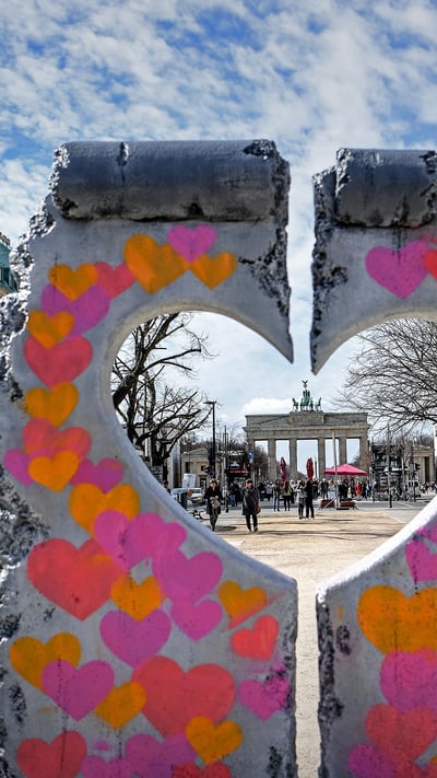The Brandenburg Gate seen through a heart-shaped replica of a remnant of the Berlin Wall (© Britta Pedersen/picture alliance via Getty Images) mobile wallpaper