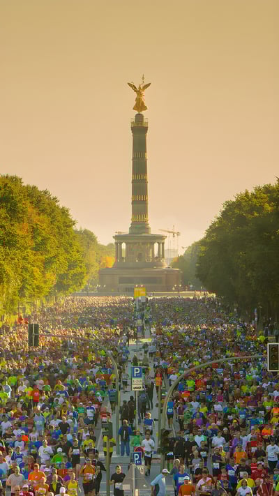 Berlin Marathon Skyline mit Sonnenlicht, Berlin (© Matthias Makarinus/Getty Images) mobile wallpaper