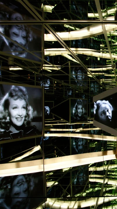 Spielfilmszenen auf Bildschirmen im Spiegelsaal der Deutschen Kinemathek am Potsdamer Platz, Berlin, Deutschland (© Eddie Gerald/Alamy Stock Photo) mobile wallpaper