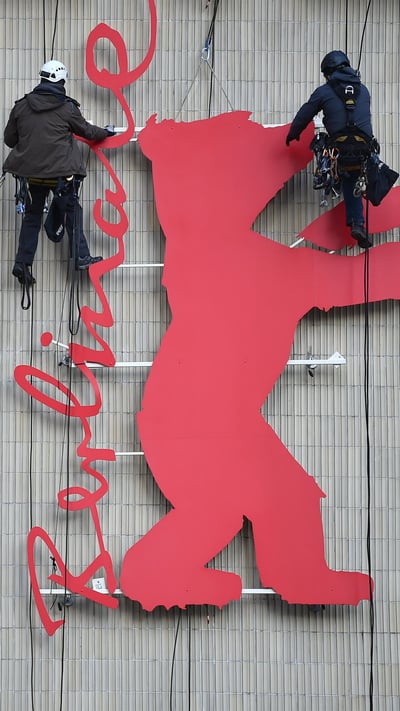 Industriekletterer besteigen den Berlinale-Bären im Kino Zoo-Palast, Berlin (© Britta Pedersen/dpa/Alamy Live News) mobile wallpaper