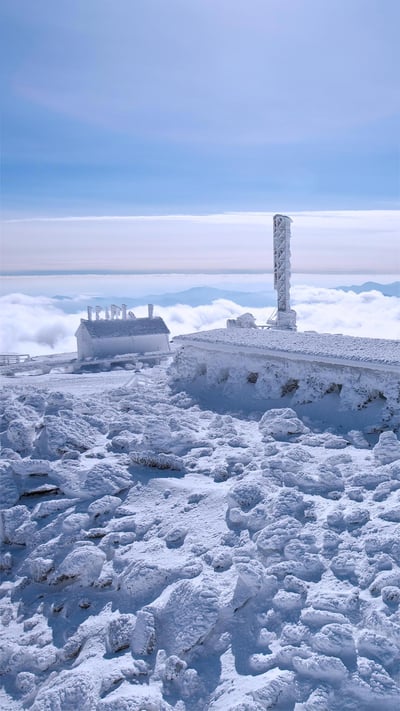 The Mount Washington Observatory in New Hampshire (© Mike Theiss/Getty Images) mobile wallpaper